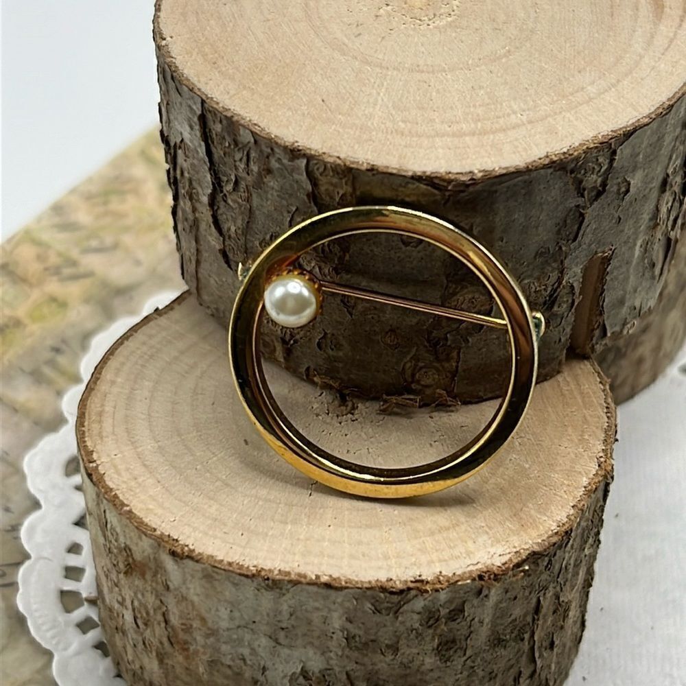 Vintage Gold-tone Circular Brooch with a Single Faux Pearl Accent